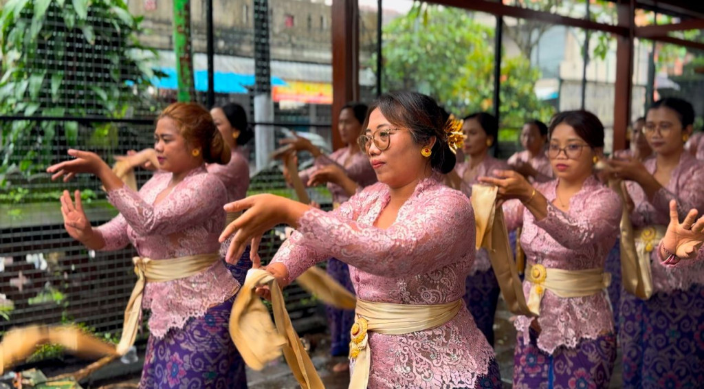 Piodalan Parahyangan Kantor Perbekel Darmasaba
